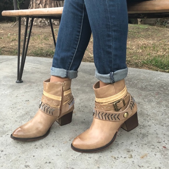 TAUPE FAUX LEATHER WESTERN BOOTS - Picture 3 of 8